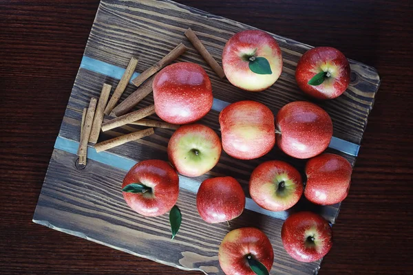 Pommes Fraîches Sur Une Planche Bois Récolte Pommes Rouges Fruits — Photo