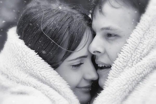 Casal Amoroso Numa Caminhada Inverno Homem Mulher Num Encontro Parque — Fotografia de Stock