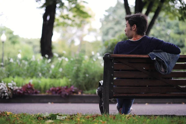 Ragazzo Cammina Nel Parco All Ora Pranzo Uomo Giro Citta — Foto Stock