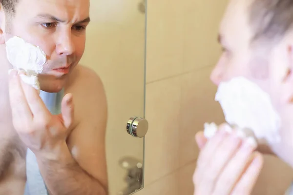 Homem Faz Barba Banheiro Pela Manhã Antes Trabalho — Fotografia de Stock