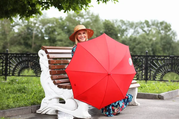 夏の日に散歩に傘を持って街の女の子 — ストック写真