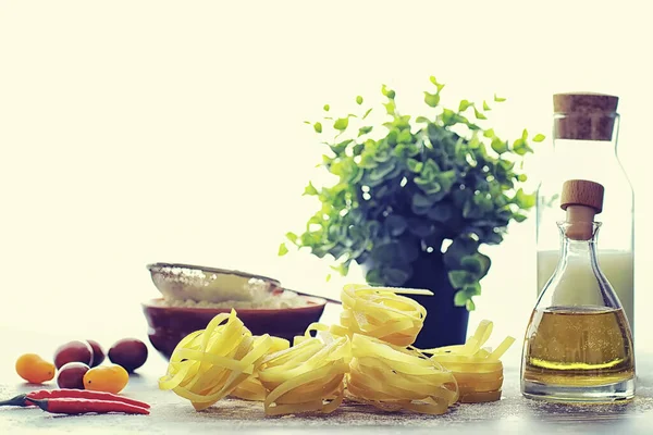 Pasta Cruda Sul Tavolo Tagliatelle Sotto Forma Nidi Farina Condimenti — Foto Stock