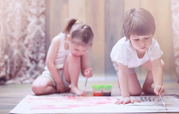 Crianças Pequenas Pintam Uma Grande Folha Papel Floo — Fotografia de Stock