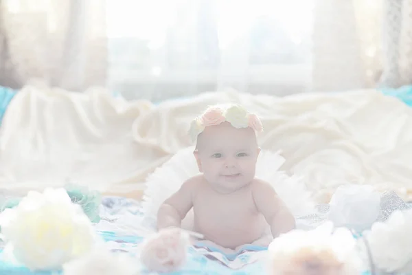 Ein Neugeborenes Liegt Auf Einem Weichen Bett Kindergefühle — Stockfoto