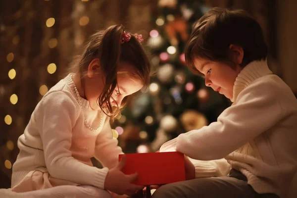 Familie Heiligabend Kamin Kinder Öffnen Weihnachtsgeschenke Kinder Unter Dem Weihnachtsbaum — Stockfoto