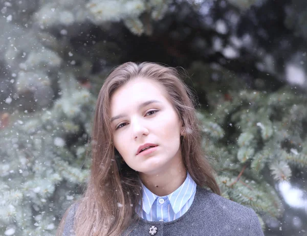 Menina Jovem Livre Inverno Menina Modelo Posando Livre Dia Inverno — Fotografia de Stock