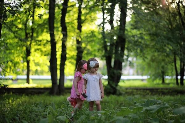 Duas Garotas Gêmeas Passeio Parque — Fotografia de Stock