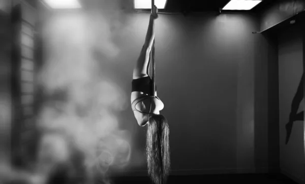 Spor Aletleri Üzerinde Egzersiz Yapan Bir Kız Stüdyodaki Direğin Üstündeki — Stok fotoğraf
