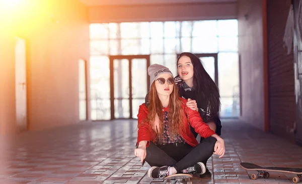 Young Hipster Girl Riding Skateboard Girls Girlfriends Walk City Skateboard — Stock Photo, Image