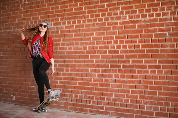 Una Joven Hipster Está Montando Monopatín Chicas Novias Para Dar — Foto de Stock