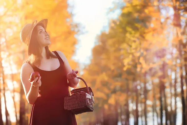 Ein Mädchen Mit Hut Bei Einem Spaziergang Park Ein Mädchen — Stockfoto