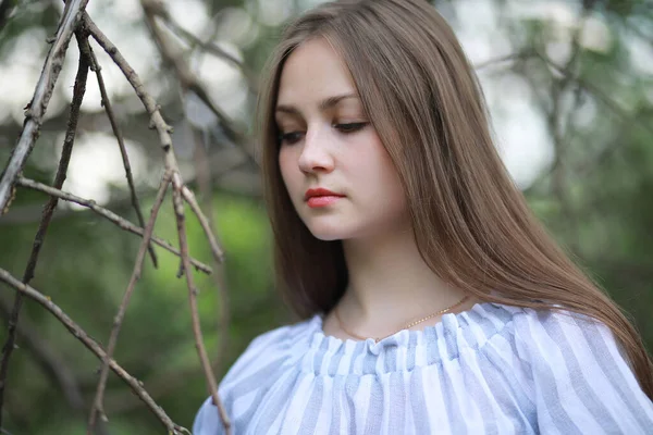 Une Fille Dans Parc Vert Printanier Promenade — Photo