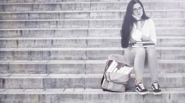 Jovem Estudante Rua Com Uma Mochila Livro — Fotografia de Stock