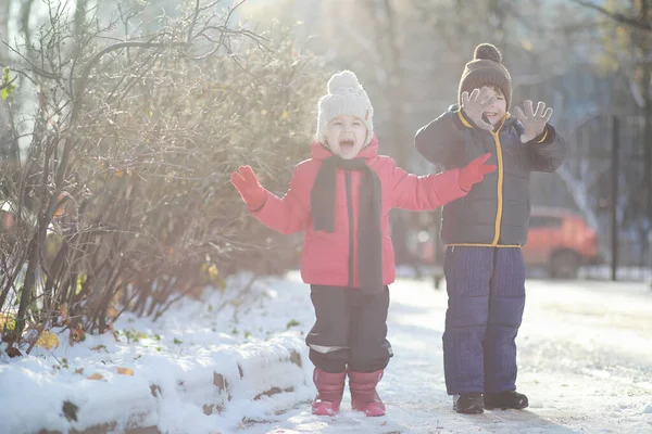 Enfants Dans Parc Hiver Jouer Avec Sno — Photo