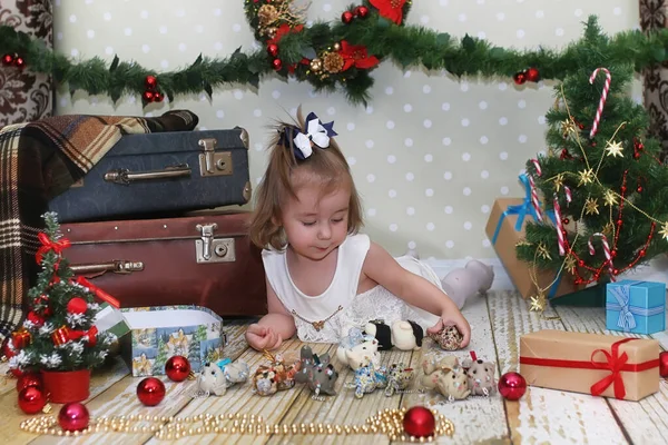 Menina Sentada Frente Uma Árvore Natal Brincando Com Brinquedo — Fotografia de Stock