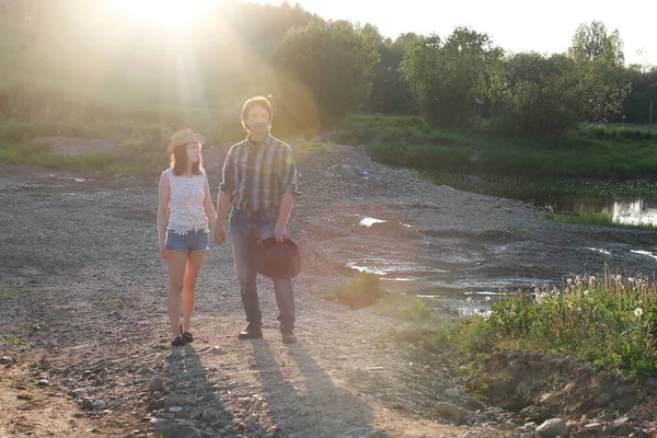 田舎の夏の散歩でかわいいカップル — ストック写真