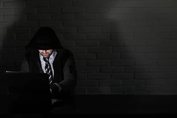 Hacker Con Máscara Negra Capucha Mesa Frente Monito —  Fotos de Stock