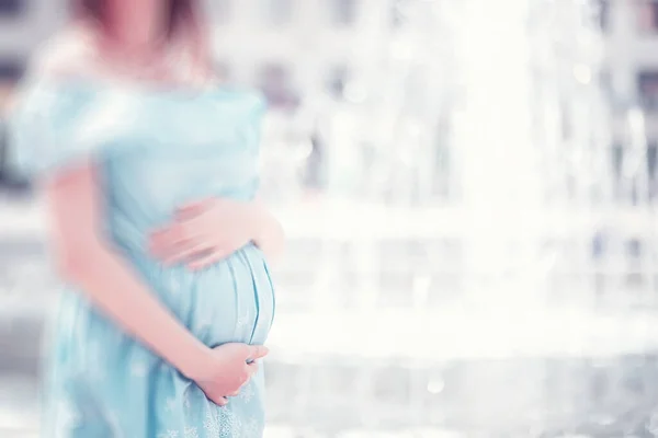 Schwangere Mädchen Einem Kleid Der Natur Auf Einem Wandbild — Stockfoto