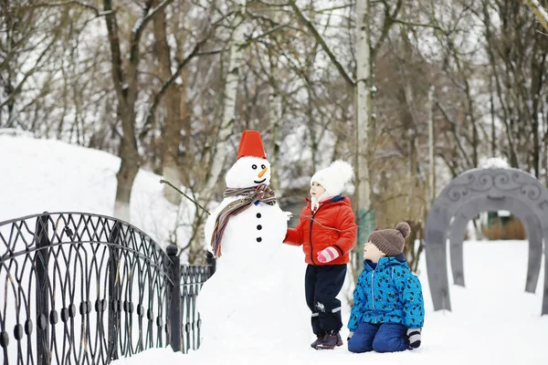 Kışın Parktaki Çocuklar Çocuklar Parkta Karla Oynarlar Kardan Adam Heykeli — Stok fotoğraf