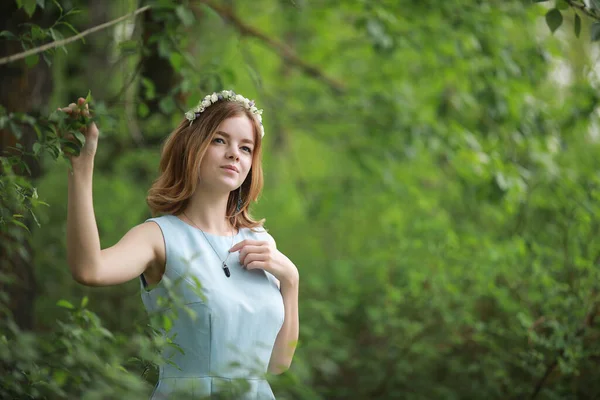 Mädchen Blauem Kleid Grünen Sommerpark — Stockfoto