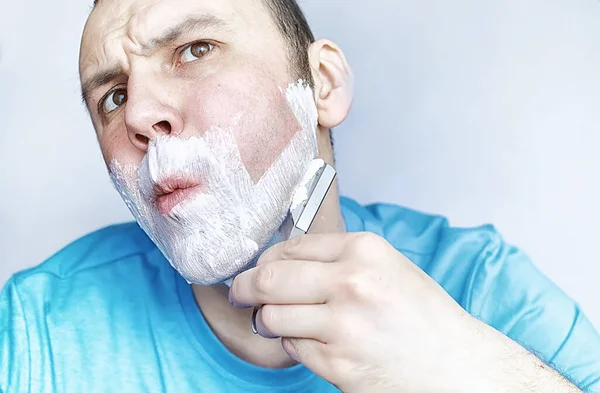 Homem Faz Barba Frente Espelho Espuma Barbear Navalha Descartável — Fotografia de Stock