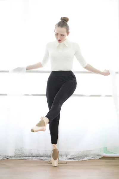 Menina Bonita Bailarina Balé Praticando Interior — Fotografia de Stock