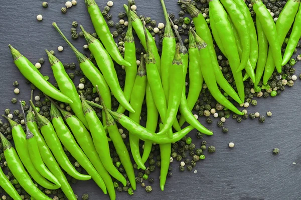 Hete Groene Peper Chileense Peper Een Zwarte Achtergrond — Stockfoto