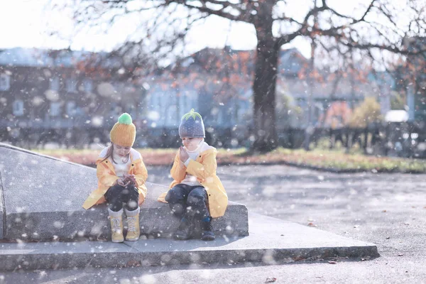 Los Niños Caminan Parque Con Primera Nieve — Foto de Stock