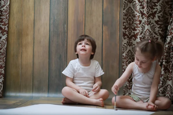 Küçük Çocuklar Tuvalette Büyük Bir Kağıt Parçasına Resim Yaparlar — Stok fotoğraf