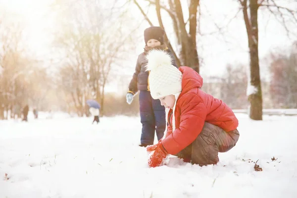 Niños Parque Invierno Jugar Con Sno — Foto de Stock