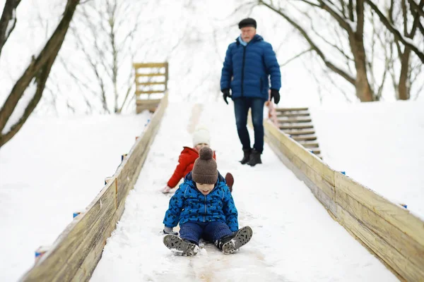 Barn Parken Vintern Barn Leker Med Snö Lekplatsen Skulpterar Snögubbar — Stockfoto