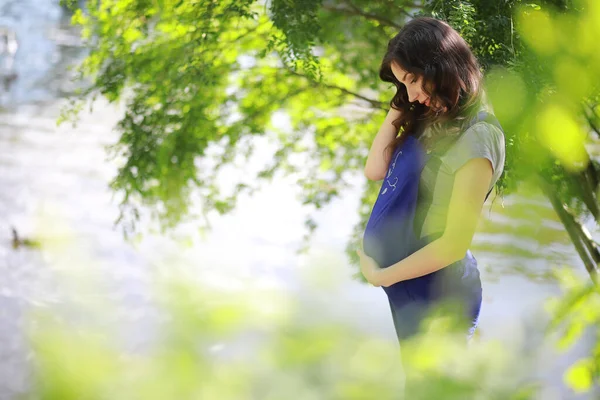 Donna Incinta Una Passeggiata Nel Parco — Foto Stock