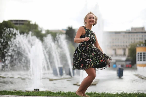 Menina Bonita Parque Verão Ensolarado Dia Wal — Fotografia de Stock