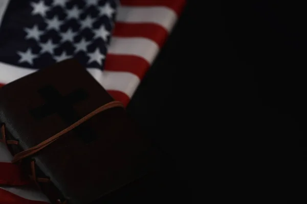 Americká Vlajka Biblická Kniha Zrcadlovém Pozadí Symbol Spojených Států Náboženství — Stock fotografie