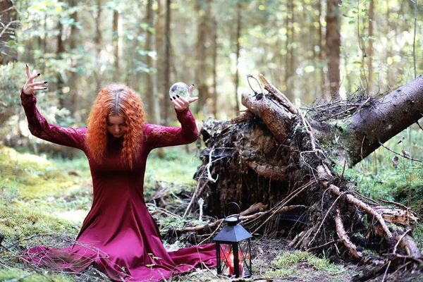 Рыжая Ведьма Проводит Ритуал Хрустальным Шаром Лесу — стоковое фото