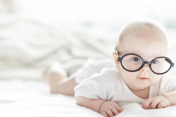 Bebê Recém Nascido Está Deitado Uma Cama Macia Emoções Das — Fotografia de Stock