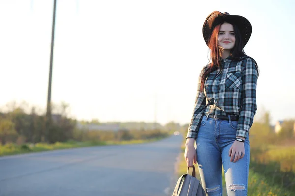 Uma Menina Jeans Chapéu Viaja Verão Conde — Fotografia de Stock