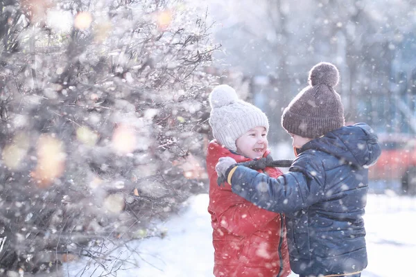 孩子们第一次下雪时在公园里散步 — 图库照片