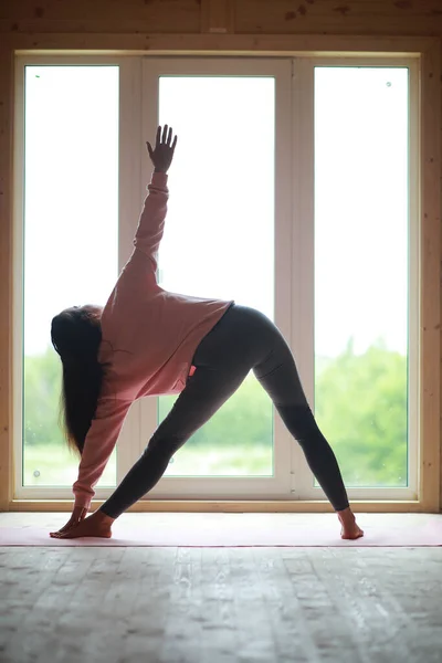 Flickan Engagerad Yoga Mattan Framför Windo — Stockfoto