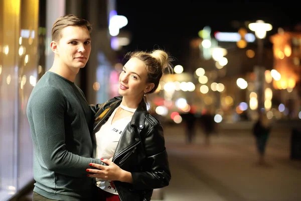 Hermosa Pareja Una Cita Una Ciudad Nocturna Aire Libre — Foto de Stock