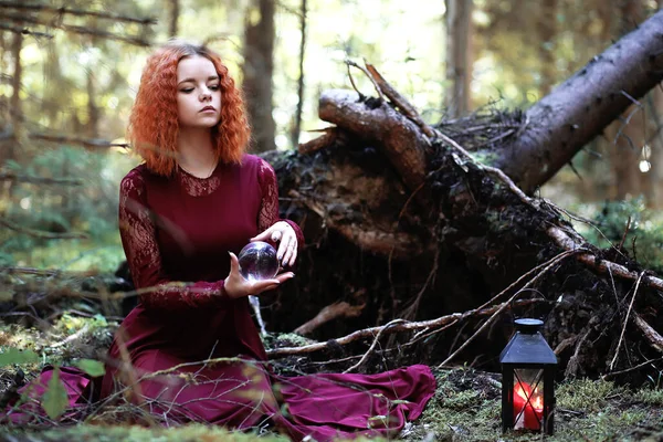 红头发的巫婆在森林里用水晶球举行宗教仪式 — 图库照片