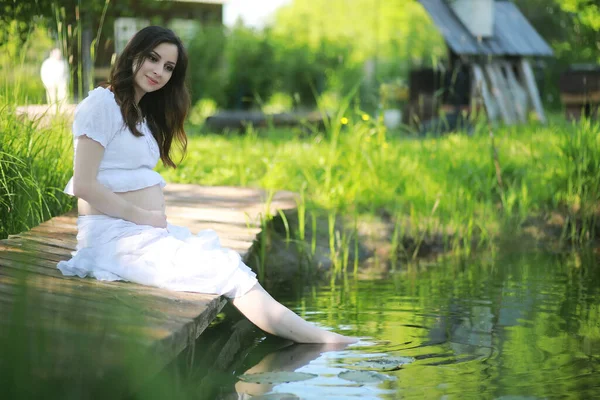 Těhotná Žena Přírodě Pro Letní Procházka — Stock fotografie