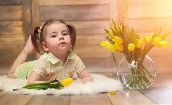 Malé Dítě Kyticí Žlutých Tulipánů Chlapec Darem Květiny Váze Dárek — Stock fotografie