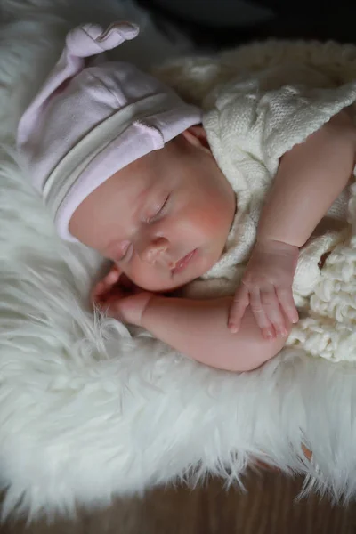 Baby Pasgeboren Slapen Verpakt Een Warme Blanke — Stockfoto