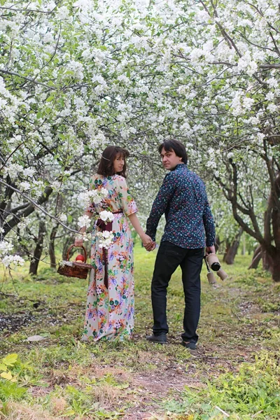 Jeune Couple Sur Date Dans Parc Printemps Plein Air — Photo