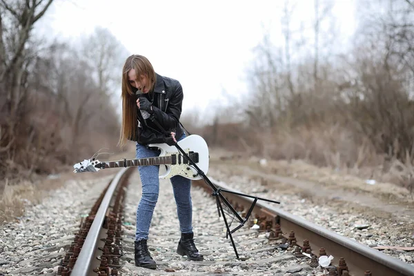 Een Rock Muzikant Meisje Een Leren Jas Met Gitaar — Stockfoto