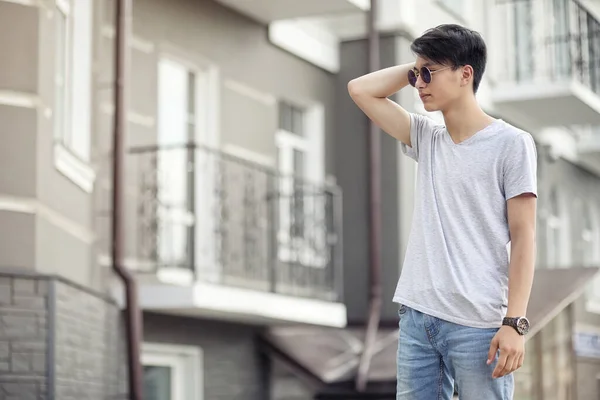 Asiatique Jeune Homme Portant Des Lunettes Soleil Plein Air Dans — Photo