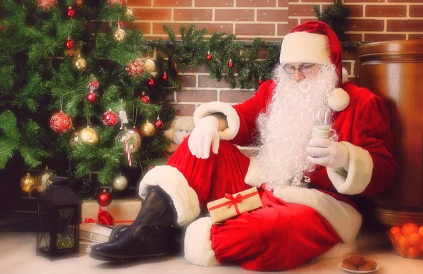 Papai Noel Com Presentes Sentado Lado Uma Árvore Natal — Fotografia de Stock