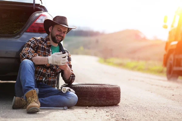 Homem Está Sentado Estrada Junto Carro Natureza — Fotografia de Stock