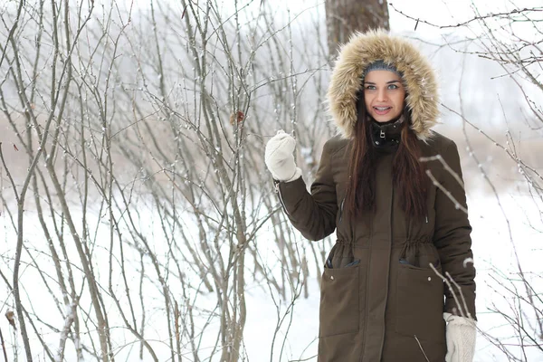 Belle Fille Dans Beau Parc Hiver Pour Une Promenade — Photo